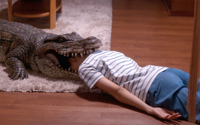 'Khi tôi trở về nhà, vợ tôi luôn giả vờ chết' - Đằng sau hành động lầy lội của người vợ là một sự thật đẫm nước mắt Ảnh 2