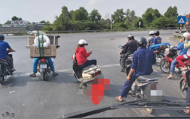 ‘Chào thua’ trước khoảnh khắc khó đỡ của người phụ nữ khi dừng chờ đèn đỏ: Dựng chổi, ung dung ngồi bấm điện thoại mặc kệ sự đời Ảnh 2