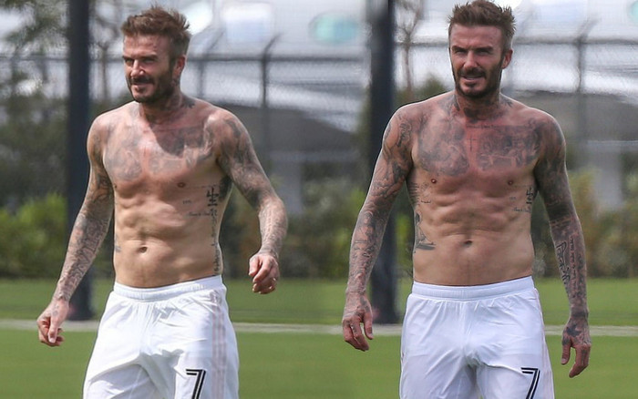 David Beckham khoe cơ bụng 6 múi ở tuổi 45, 'chặt đẹp' cả 2 con trai Ảnh 2
