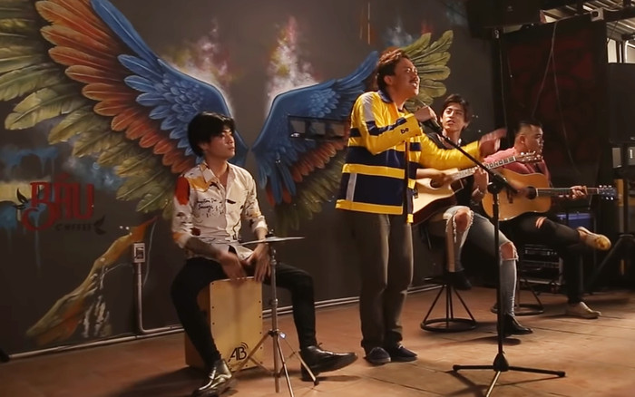 Hậu trường 'Bố già' tập 4: Sau cảnh bắt cướp, Tuấn Trần say sưa ngồi nghe Trấn Thành hát nhép nhạc phim 'Con đường tôi' Ảnh 2