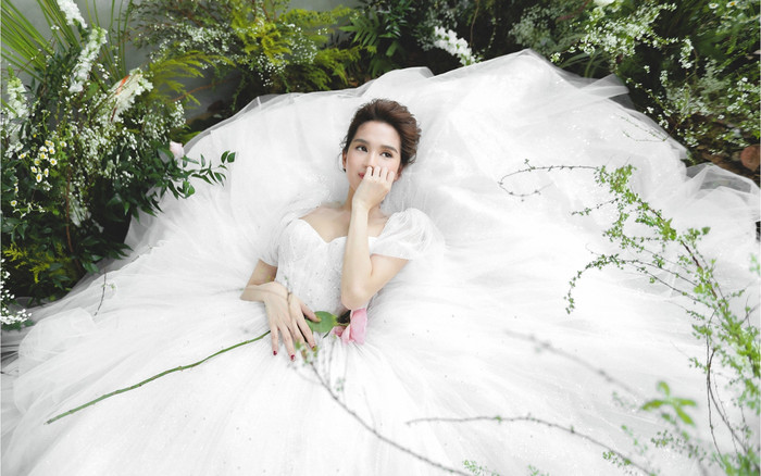 Hóa cô dâu ngọt ngào quyến rũ, Ngọc Trinh thẳng tiến top đầu sao đẹp tuần Ảnh 2