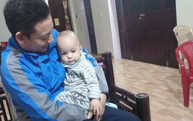 Bé trai 1 tuổi bị bỏ rơi trong sân chùa kèm tờ giấy nhờ nuôi hộ vì gia đình lục đục Ảnh 2