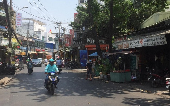 Người phụ nữ bán thịt lợn túm cổ áo, quật ngã đối tượng giật dây chuyền Ảnh 2