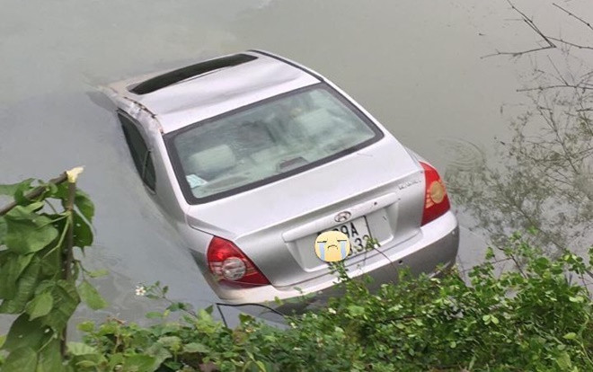 Ô tô đang đi trên đường bất ngờ lao xuống sông chìm nghỉm, nữ tài xế mắc kẹt tử vong trên vô lăng Ảnh 2