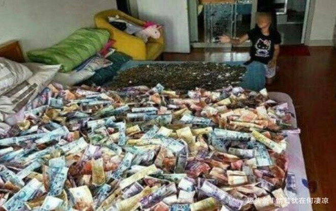 Nằm trên giường thấy lạ, vợ kiểm tra phát hiện 'quỹ đen' khổng lồ của chồng Ảnh 2