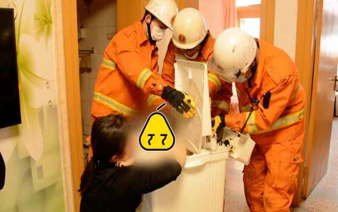 Bất cẩn để con vào máy giặt chơi và bị kẹt, bà mẹ hứng chỉ trích gay gắt Ảnh 2