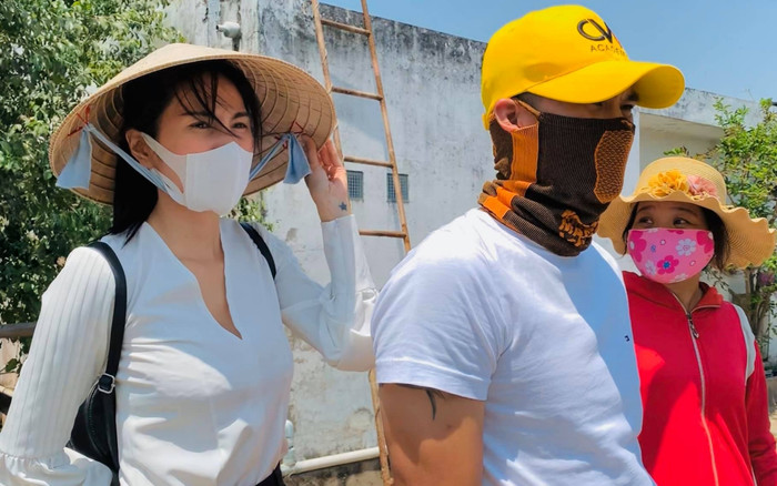 Công Vinh cực ngầu hộ tống vợ, Thủy Tiên thương chồng bị nắng cháy da Ảnh 2