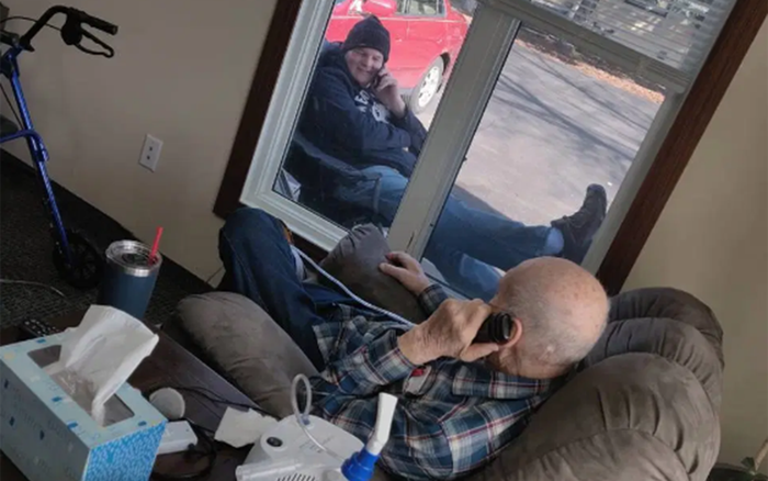 Xúc động bức ảnh con trai trò chuyện với bố qua cửa kính viện dưỡng lão bị cách ly vì dịch COVID-19 Ảnh 2