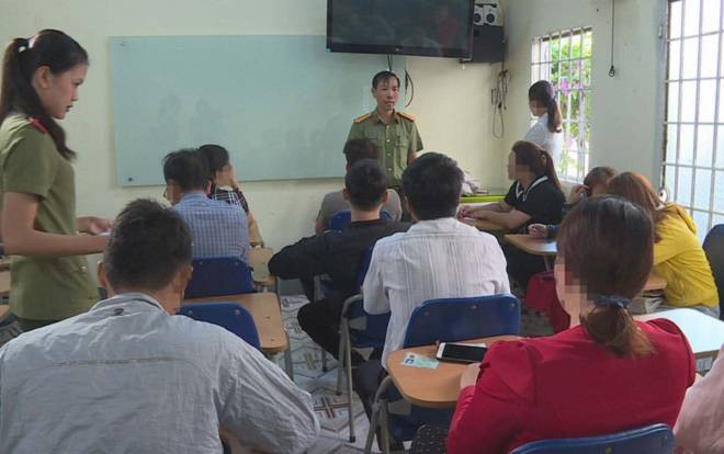 Phát hiện trung tâm ngoại ngữ tổ chức thi 'chui', học viên đóng tiền sẽ được 'bao đậu' Ảnh 2