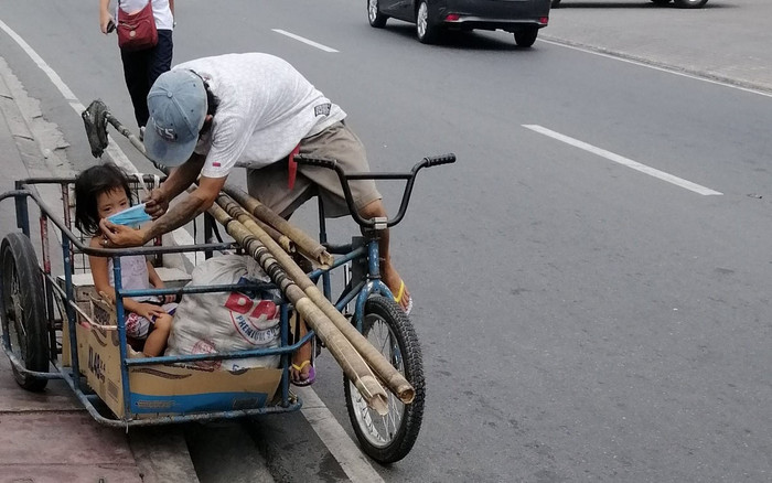 Xúc động khoảnh khắc người cha nghèo nhường khẩu trang cho con giữa đại dịch COVID-19 Ảnh 2