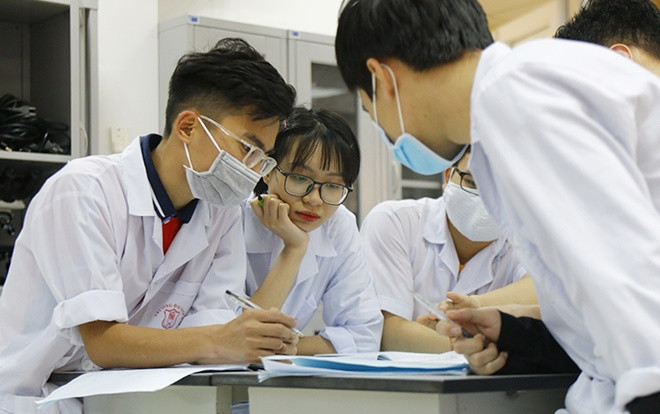 100 sinh viên trường Đại học Y Hà Nội viết đơn tình nguyện đến sân bay Nội Bài chặn dịch COVID-19 Ảnh 2