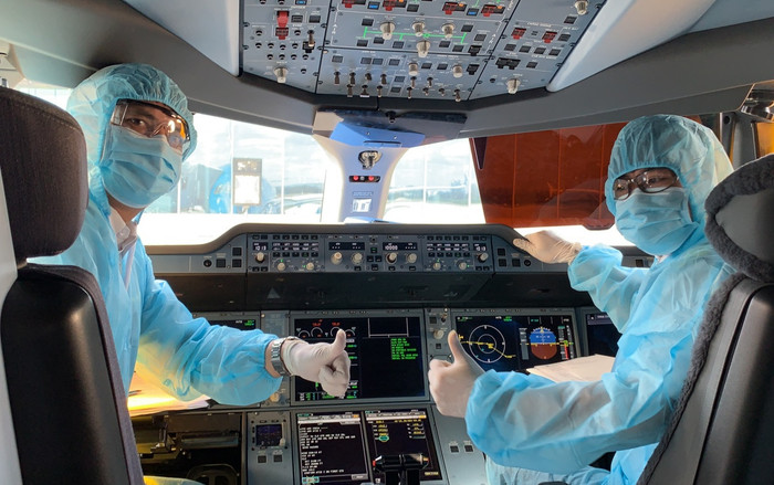 Cận cảnh quy trình bảo hộ y tế kín toàn thân trong những chuyến bay đặc biệt của Vietnam Airlines về từ ‘tâm dịch’ châu Âu Ảnh 2