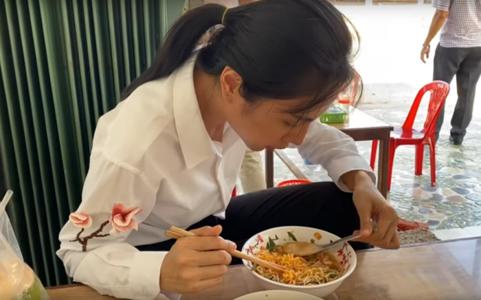 Quyên góp 11 tỷ đồng, Thuỷ Tiên lộ ảnh ăn mì gói đầy xúc động Ảnh 2