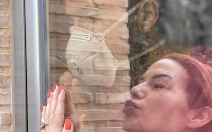 Dương tính với Covid-19, tuyển thủ điển trai hôn vợ qua lớp kính đầy xúc động Ảnh 2