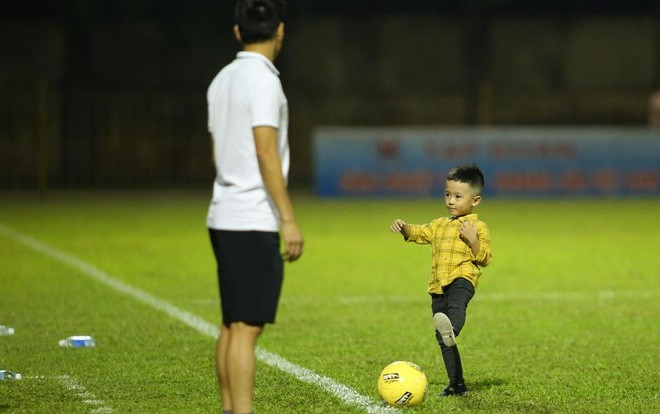 Văn Quyết dạy con chơi bóng đá Ảnh 2