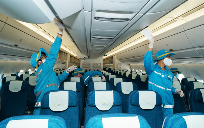 Cận cảnh nhân viên hàng không vệ sinh khử trùng từng 'ngóc ngách' trên tàu bay của Vietnam Airlines Ảnh 2