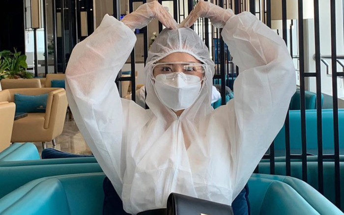 Thời trang sân bay của Chi Pu giữa dịch Covid-19: Đeo khẩu trang và suit kín mít Ảnh 2