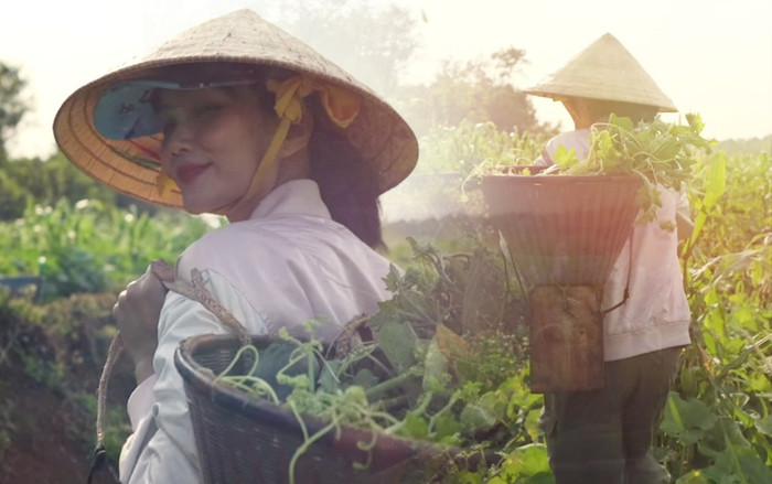 H'Hen Niê đáng yêu hết nấc cover hit của Thu Minh, Chi Pu phiên bản… hái rau Ảnh 2