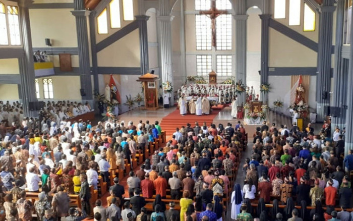 Bất chấp dịch COVID-19, nhà thờ Indonesia vẫn tổ chức thánh lễ quy tụ 1.500 người Ảnh 2