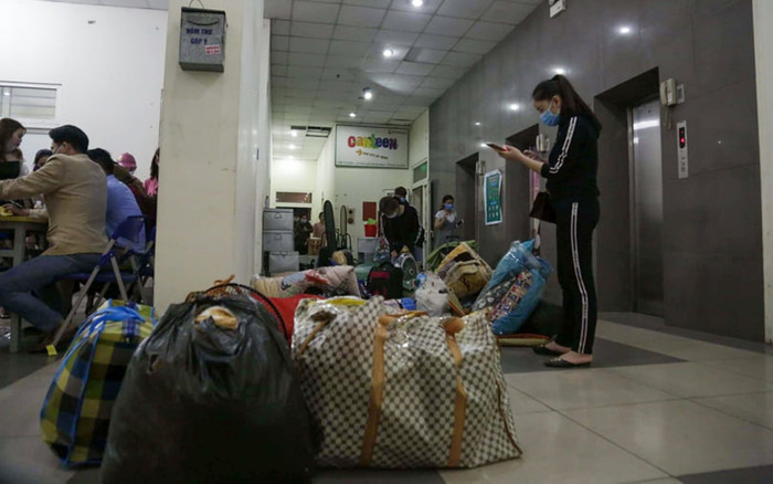 Hơn 1.000 sinh viên Hà Nội hối hả di rời trong đêm, dành phòng cho khu cách ly dịch COVID-19 Ảnh 2