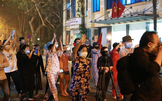 Chính thức dỡ bỏ phong tỏa khu vực cách ly ở phố Trúc Bạch sau nhiều ngày không ghi nhận ca nhiễm COVID-19 Ảnh 2