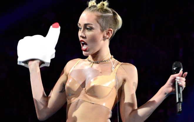 Bị so sánh với gà tây tại VMAs 2013, Miley Cyrus không dám mặc bikini suốt hai năm Ảnh 2