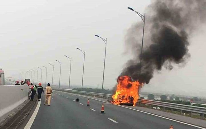 Xe Camry 4 chỗ bất ngờ bốc cháy dữ dội trên cao tốc Hạ Long - Hải Phòng Ảnh 2