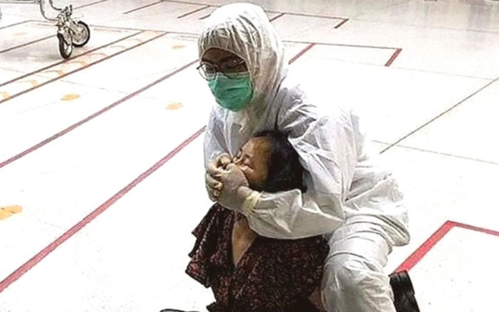 Người phụ nữ Trung Quốc bị bắt vì nhổ nước bọt trên xe bus ở Thái Lan Ảnh 2