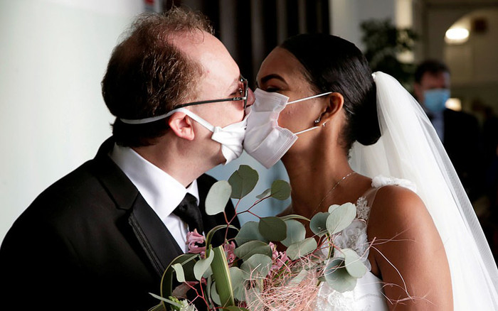 Nụ hôn qua lớp khẩu trang của cặp đôi Italy trong lễ cưới không khách mời giữa mùa dịch COVID-19 Ảnh 2