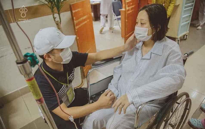 Hơn 200 người hiến máu giúp sản phụ bị ung thư vượt cạn bình an Ảnh 2