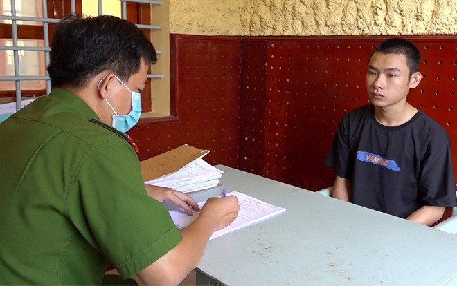 Khởi tố nam thanh niên 22 tuổi cầm dao chém thượng úy công an khi bị yêu cầu kiểm tra giấy tờ Ảnh 2