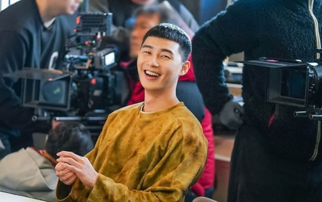 Những bức ảnh hậu trường của Park Seo Joon trong 'Tầng lớp Itaewon' Ảnh 2