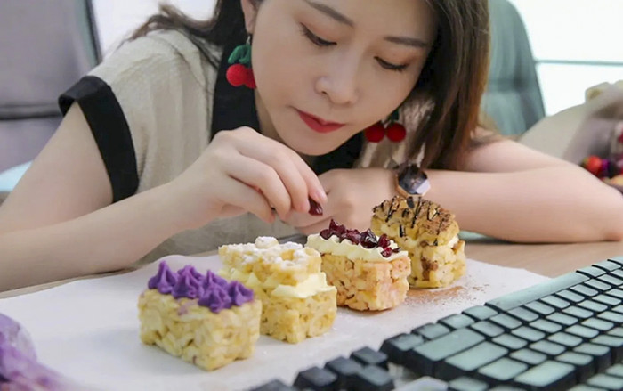 Ở nhà chống dịch quá dài, giới trẻ Trung Quốc tìm niềm vui bằng cách xem vlog nấu nướng Ảnh 2