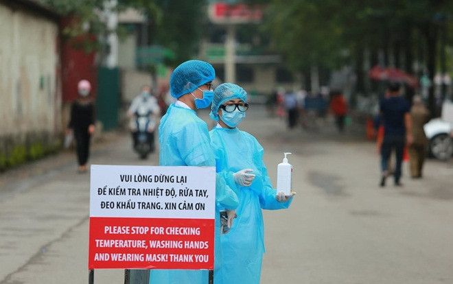 Bệnh viện Bạch Mai rà soát nghiêm ngặt, đo nhiệt độ toàn bộ người ra vào sau khi 2 nữ điều dưỡng nhiễm COVID-19 Ảnh 2