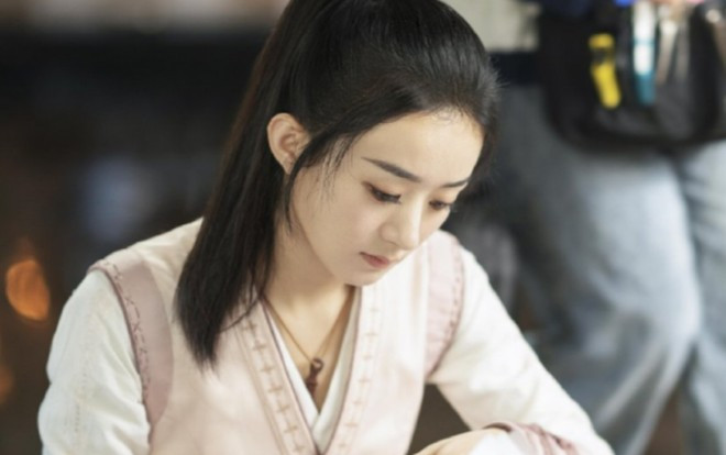 Hậu trường 'Hữu Phỉ': Triệu Lệ Dĩnh và Châu Khiết Quỳnh trò chuyện vui vẻ, không bị ảnh hưởng bởi việc sửa đổi kịch bản trước đó Ảnh 2
