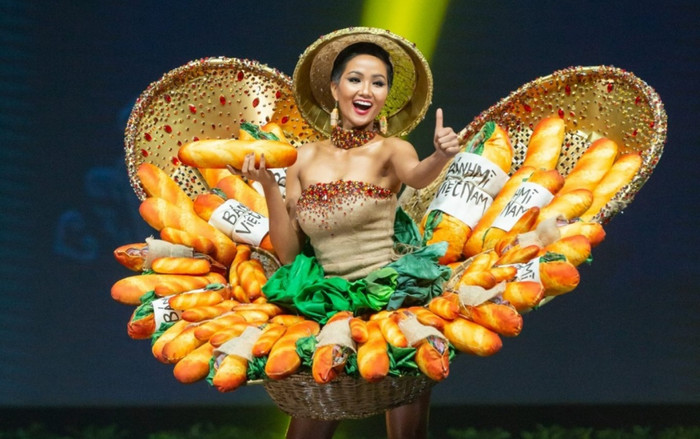 Nhân ngày Bánh mì được tôn vinh, H'Hen niê lần đầu tiên hé lộ bí mật Trang phục dân tộc giúp mình lọt vào Top 5 MU 2018 Ảnh 2