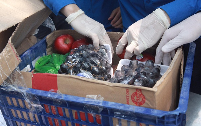 Người thân tấp nập mang táo, nho Mỹ cho con ở khu cách ly dịch COVID-19 Ảnh 2