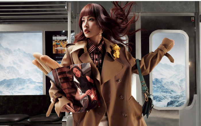 Chi Pu ôm bánh mì, mang cà phê xuống phố chụp ảnh Ảnh 2