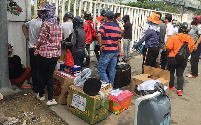 Nhiều người vẫn lén ném đồ, vượt tường rào để tiếp tế ở khu cách ly Ảnh 2