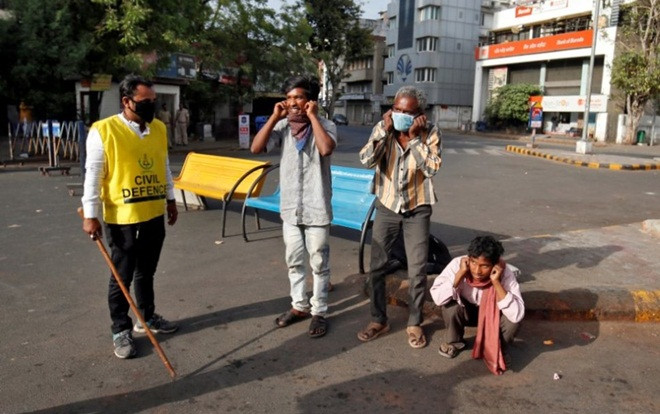 Người vi phạm lệnh phong tỏa chịu phạt đứng lên ngồi xuống, cầm biển 'tôi là bạn của virus corona' Ảnh 2