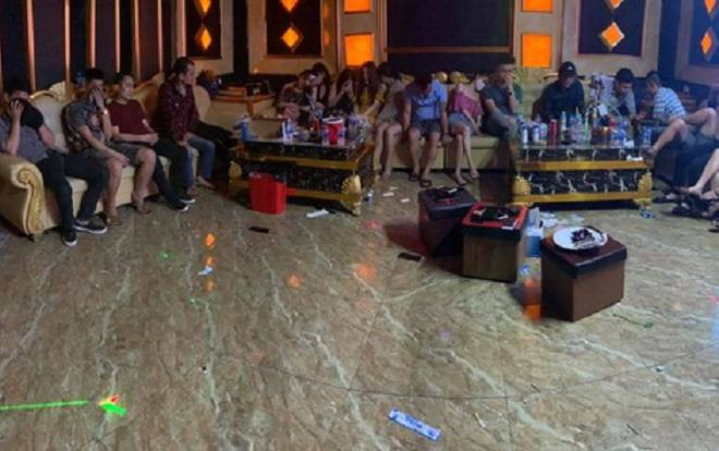 Bắt 75 dân chơi mở tiệc ma túy trong quán karaoke Ảnh 2