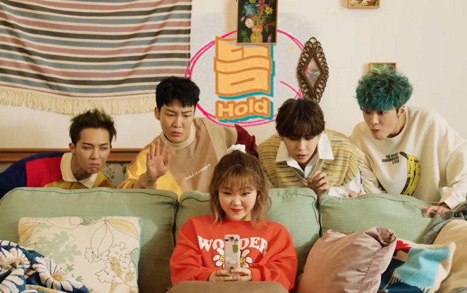 WINNER chính thức xuất chiêu với 'Hold', hóa những ông anh khó tính, tạo trò 'dở khóc dở cười' phá đám chuyện hẹn hò của em gái Suhyun (AKMU) Ảnh 2