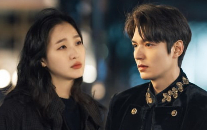 'The King': Hoàng đế Lee Min Ho vội thân mật với Kim Go Eun trong lần đầu gặp gỡ Ảnh 2