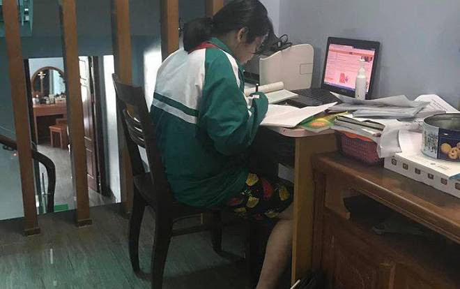 Cô bé mặc đồng phục, đeo khăn quàng khi học trực tuyến nhận 'cơn mưa' lời khen Ảnh 2