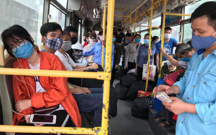 Người dân chen chân trên xe buýt trong ngày đầu Hà Nội giảm 80% công suất hoạt động phòng dịch COVID-19 Ảnh 2