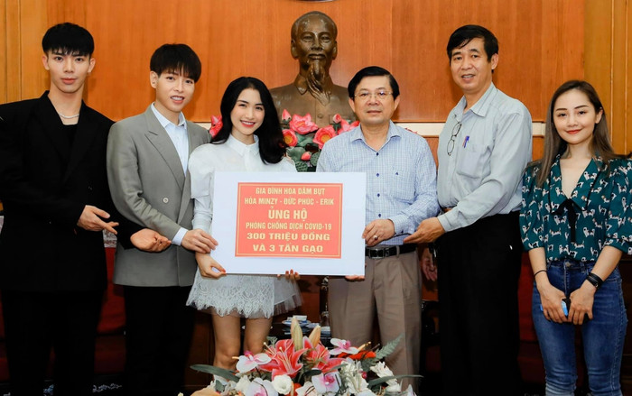 Gia đình 'Hoa dâm bụt' ủng hộ 300 triệu và 3 tấn gạo chống COVID - 19: 'Khi Tổ Quốc cần, chúng em có mặt' Ảnh 2