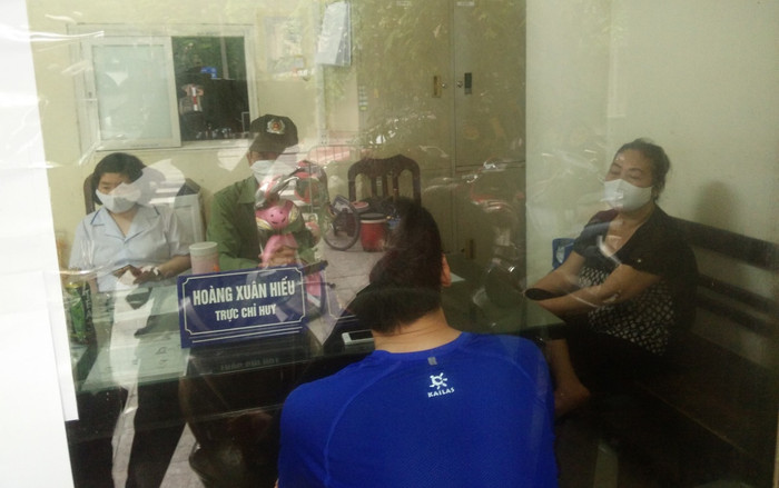 Đi tập thể dục ở hồ Hoàn Kiếm không đeo khẩu trang, 4 người bị công an lập biên bản xử phạt Ảnh 2