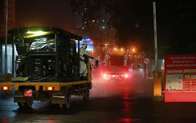 12 ca nhiễm COVID-19 liên quan, Bộ Tư lệnh Hóa học tiến hành khử trùng toàn bộ Bệnh viện Bạch Mai Ảnh 2