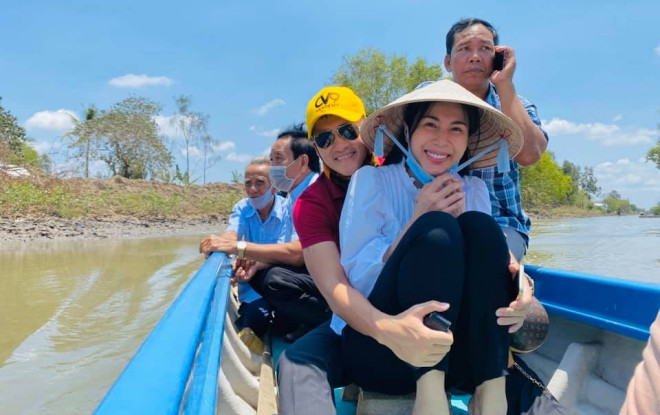 Thuỷ Tiên khóc nghẹn khi thấy người dân miền Tây khổ cực, lam lũ Ảnh 2