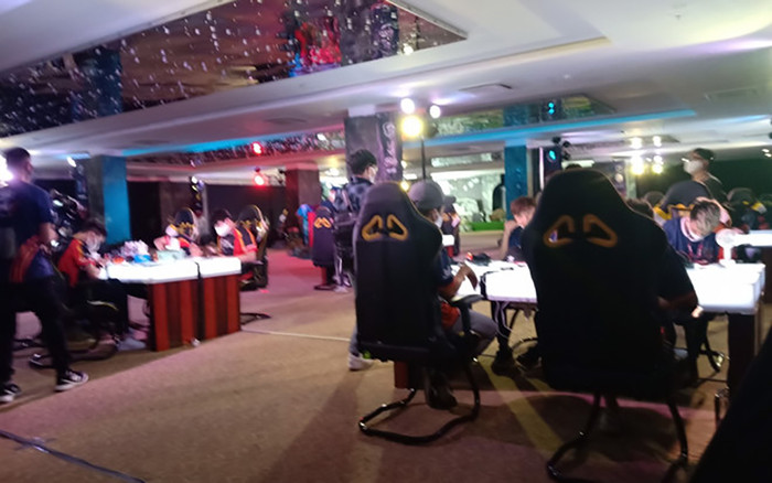 Bất chấp lệnh cấm, gần trăm người vẫn tụ tập ở Đà Nẵng để tổ chức giải PUBG Ảnh 2